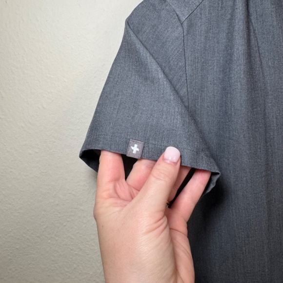 FIGS Scrubs Top Women's XS Grey Hospital Nurse Performance - Picture 2 of 5